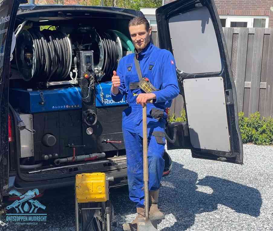 Een tevreden monteur met opgestoken duim na een geslaagde klus, slim ingrijpen bespaart kosten bij een verstopte wc in Mijdrecht