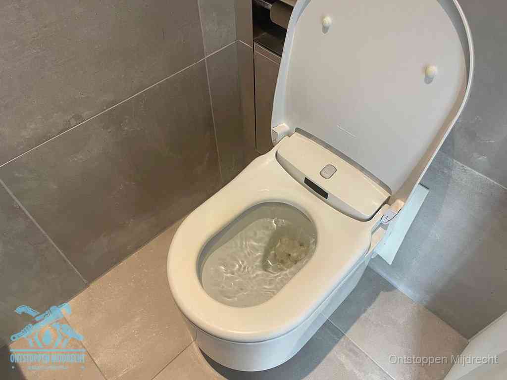 Een toiletpot vol troebel water met drijvend papier en restanten, de meest voorkomende oorzaak van een verstopte wc in Mijdrecht
