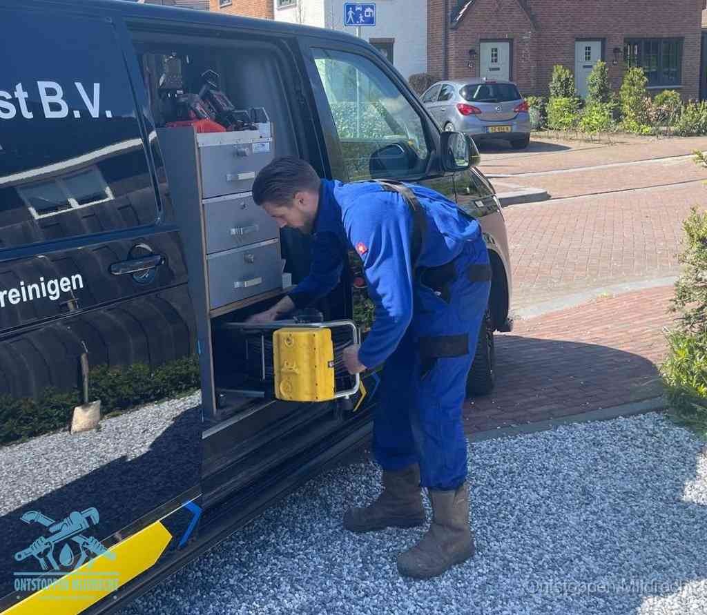 Een monteur pakt apparatuur uit de bedrijfsbus voor service aan huis, het moment om een professional in te schakelen voor een verstopte wc in Mijdrecht