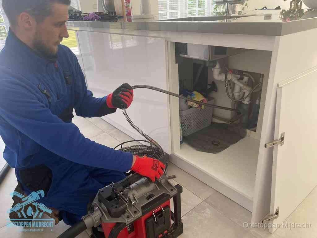 Terugkerende gootsteenverstoppingen aanpakken in Mijdrecht Een monteur reinigt de keukenafvoer grondig met een veermachine om terugkerende gootsteenverstoppingen te voorkomen in Mijdrecht
