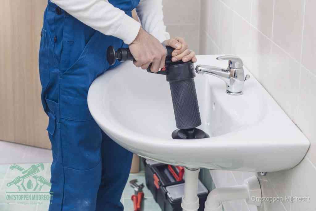 Een te ruwe doe-het-zelf poging met een hand-pomp op de afvoer van een badkamer-wastafel, een van de veelgemaakte fouten bij afvoer ontstoppen in Mijdrecht