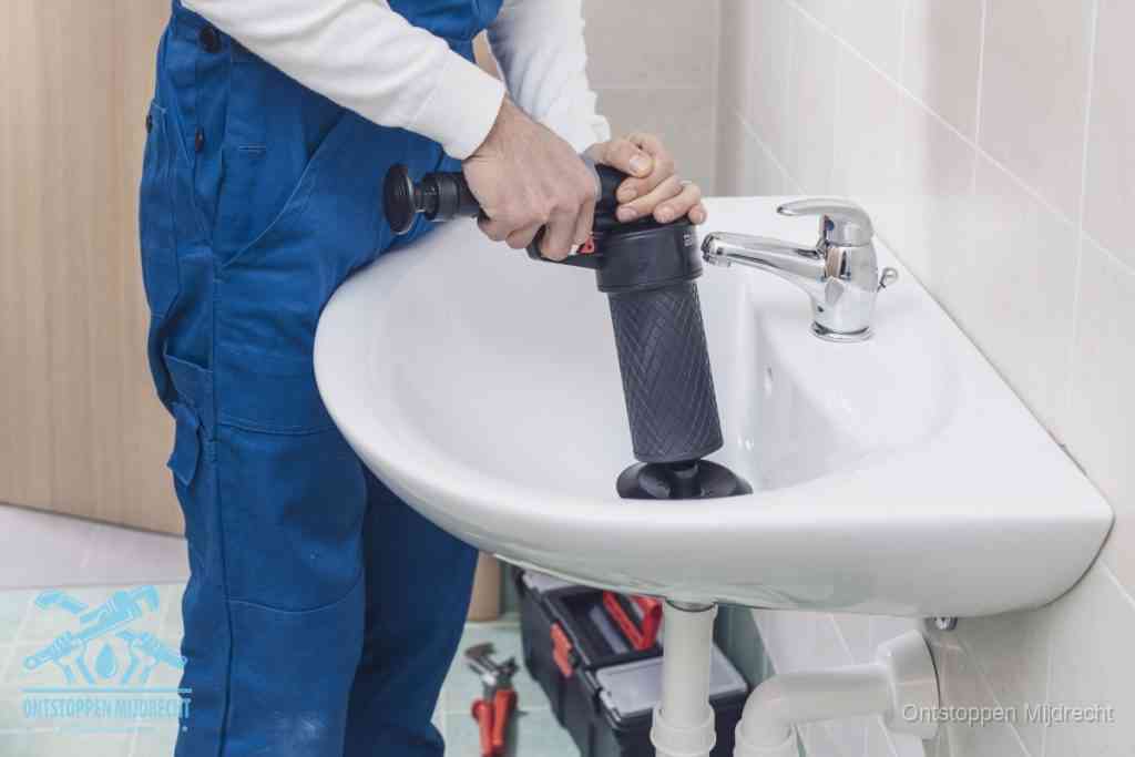 Een te ruwe doe-het-zelf poging met een handmatige perslucht-ontstopper op een sanitair-afvoer, een van de veelgemaakte fouten bij wc ontstoppen in Mijdrecht